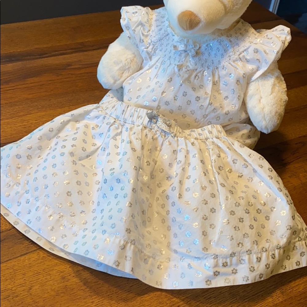 Oshkosh house and skirt set. Excellent condition.